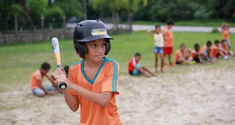 Apoiada pela CMOC Brasil, ADRA leva jovens de Cubatão para treinar beisebol no Santos
